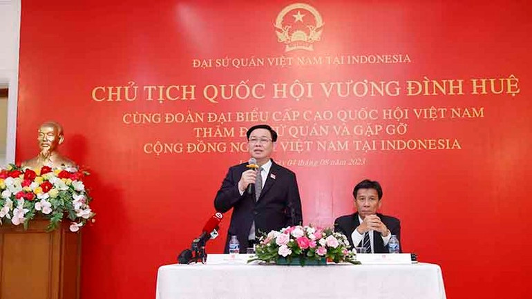 Chủ tịch Quốc hội Vương Đình Huệ phát biểu tại buổi gặp gỡ. (Ảnh: TTXVN)