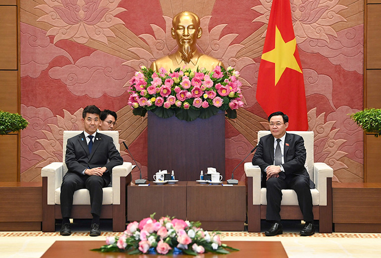 Chủ tịch Quốc hội Vương Đình Huệ phát biểu tại buổi tiếp Chủ tịch Đảng Dân chủ lập hiến Nhật Bản Izumi Kenta. (Ảnh: Duy Linh)