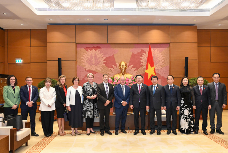 Chủ tịch Quốc hội Vương Đình Huệ và Bộ trưởng Ngân khố bang Victoria Tim Pallas cùng đại biểu hai nước chụp ảnh lưu niệm tại buổi tiếp.