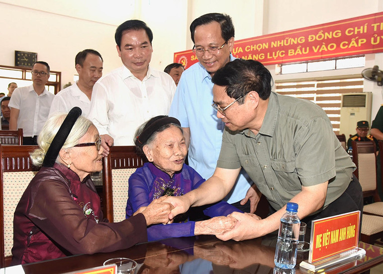 Thủ tướng và các đại biểu đã thăm hỏi, tặng quà, động viên Mẹ Việt Nam Anh hùng Phạm Thị Tâm và Mẹ Việt Nam Anh hùng Trần Thị Bé.