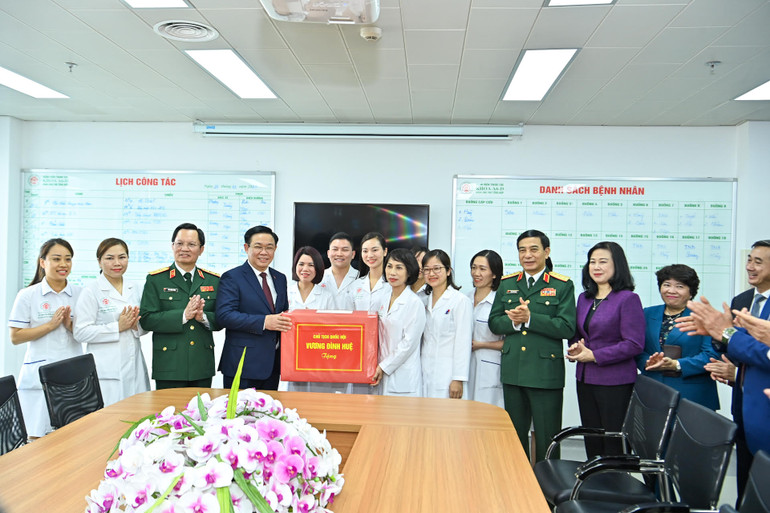 Chủ tịch Quốc hội Vương Đình Huệ tặng quà cho bác sĩ, nhân viên y tế Khoa Ung thư tổng hợp.