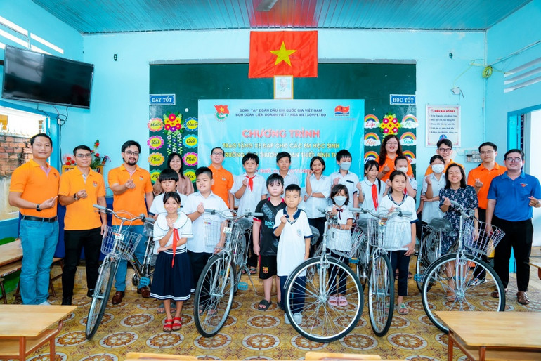 Thăm và tặng xe đạp cho các học sinh tại Trường Tình thương Phan Thiết.