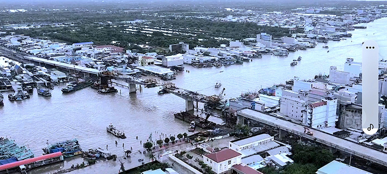 Dự án cầu bắt qua sông Ông Đốc (huyện Trần Văn Thời, tỉnh Cà Mau) sắp hợp long nhờ thực hiện tốt khâu giải phóng mặt bằng. Dự án cầu bắt qua sông Ông Đốc (huyện Trần Văn Thời, tỉnh Cà Mau) sắp hợp long nhờ thực hiện tốt khâu giải phóng mặt bằng.