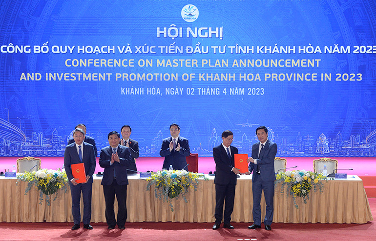 Lãnh đạo Bộ Xây dựng trao Quyết định số 298/QĐ-TTg phê duyệt Điều chỉnh quy hoạch chung xây dựng Khu kinh tế Vân Phong đến năm 2040, tầm nhìn đến năm 2050 cho lãnh đạo Ủy ban nhân dân tỉnh Khánh Hòa.