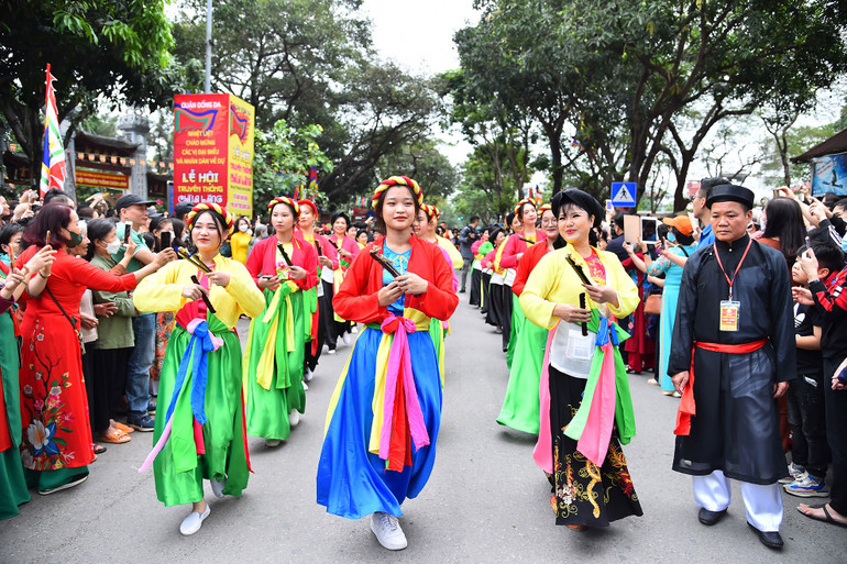 Trong không khí lễ hội rộn ràng, người dân và du khách có cơ hội hòa mình theo các tiết mục nghệ thuật dân gian độc đáo.