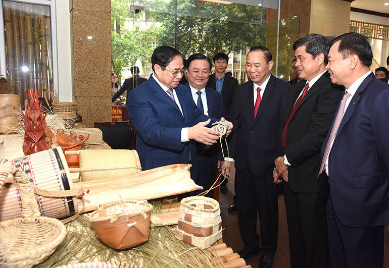 Thủ tướng Phạm Minh Chính xem trưng bày các sản phẩm nông nghiệp, thủ công mỹ nghệ.