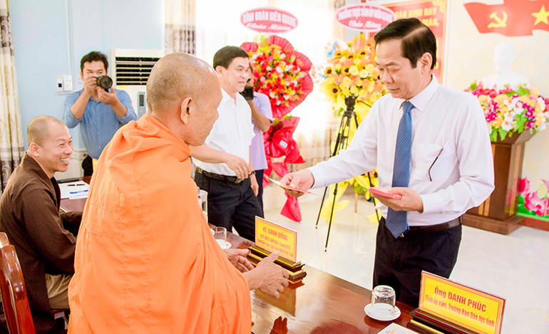 Bí thư Tỉnh ủy Kiên Giang Đỗ Thanh Bình tặng quà, chúc mừng Tết cổ truyền Chôl Chnăm Thmây các chức sắc, người có uy tín tiêu biểu trong đồng bào dân tộc Khmer.