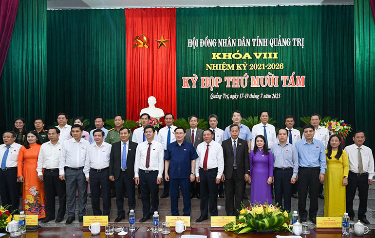 Chủ tịch Quốc hội Vương Đình Huệ cùng đoàn công tác chụp ảnh lưu niệm với các đại biểu Hội đồng nhân dân tỉnh Quảng Trị.