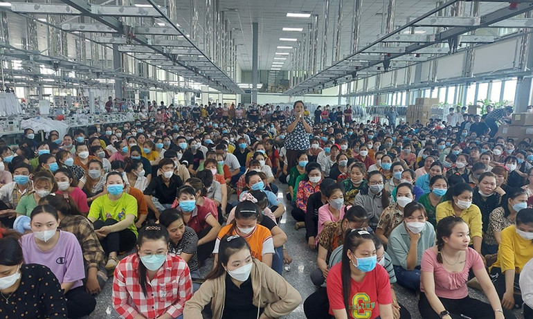 Người lao động tại các doanh nghiệp cần được bảo vệ quyền lợi hợp pháp tốt hơn trong thời gian tới.