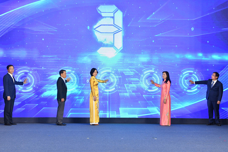 Các đại biểu thực hiện nghi thức khai mạc trưng bày triển lãm ảnh tại lễ trao giải.