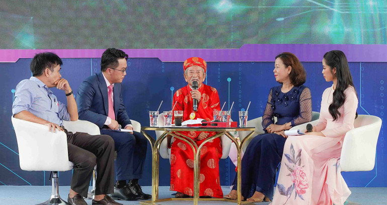 Buổi giao lưu còn có sự tham gia của nhà báo Lê Minh Quốc (bìa trái) và Phó Giáo sư, Tiến sĩ Trần Thị Mai (thứ hai từ phải sang).