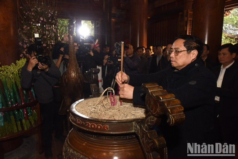 Thủ tướng Phạm Minh Chính dâng hương tưởng niệm Bác Hồ tại Khu di tích đặc biệt Kim Liên.