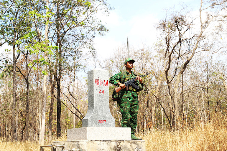 Vượt nắng, gió khắc nghiệt nơi biên giới, cán bộ, chiến sĩ Bộ đội Biên phòng tỉnh Đắk Lắk ngày đêm canh gác, bảo vệ vững chắc chủ quyền lãnh thổ quốc gia. Vượt nắng, gió khắc nghiệt nơi biên giới, cán bộ, chiến sĩ Bộ đội Biên phòng tỉnh Đắk Lắk ngày đêm canh gác, bảo vệ vững chắc chủ quyền lãnh thổ quốc gia.