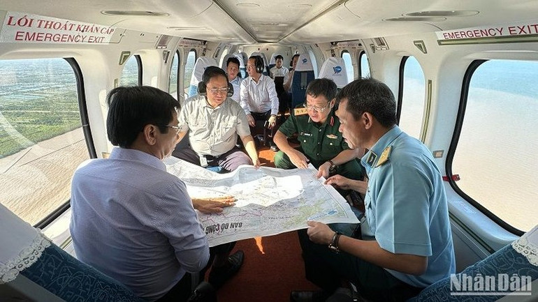 Thủ tướng Phạm Minh Chính khảo sát tình trạng sạt lở, sụt lún, ngập úng ven sông, ven biển các địa phương khu vực Đồng bằng sông Cửu Long.