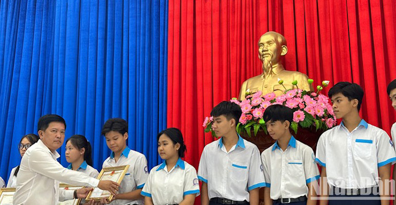 Nhiều học sinh giỏi tiêu biểu được tuyên dương, khen thưởng, tạo sự phấn khởi bước vào năm học mới. Nhiều học sinh giỏi tiêu biểu được tuyên dương, khen thưởng, tạo sự phấn khởi bước vào năm học mới.