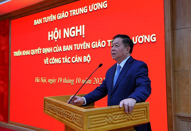 Đồng chí Nguyễn Trọng Nghĩa, Bí thư Trung ương Đảng, Trưởng Ban Tuyên giáo Trung ương phát biểu chúc mừng và giao nhiệm vụ.