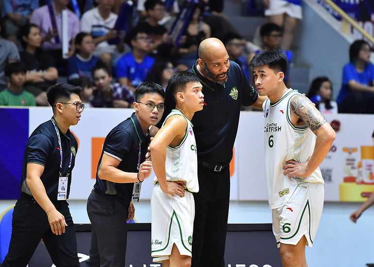 Huấn luyện viên Jordan Collins liên tục nhắc nhở các học trò với hy vọng có thể thay đổi được cục diện trận đấu.