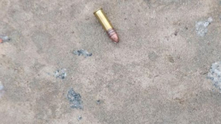 Một trong ba viên đạn được cơ quan chức năng phát hiện tại hiện trường.