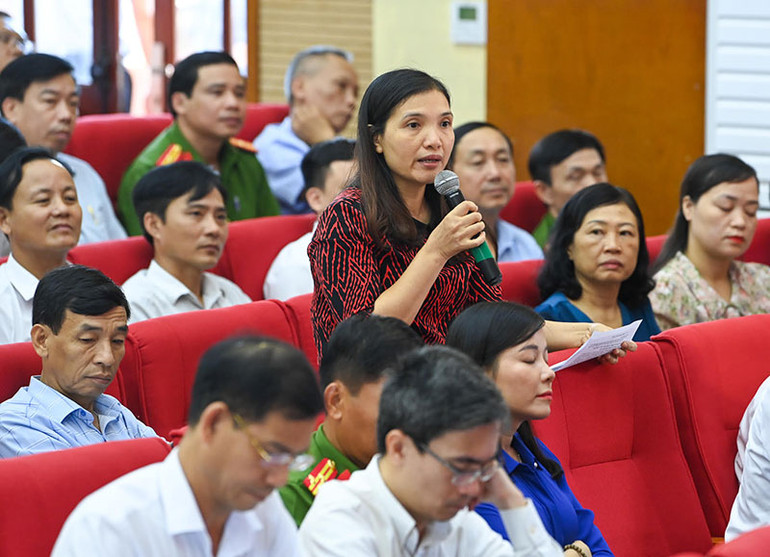 Cử tri Vũ Thị Hậu phát biểu ý kiến, kiến nghị về các vấn đề y tế.