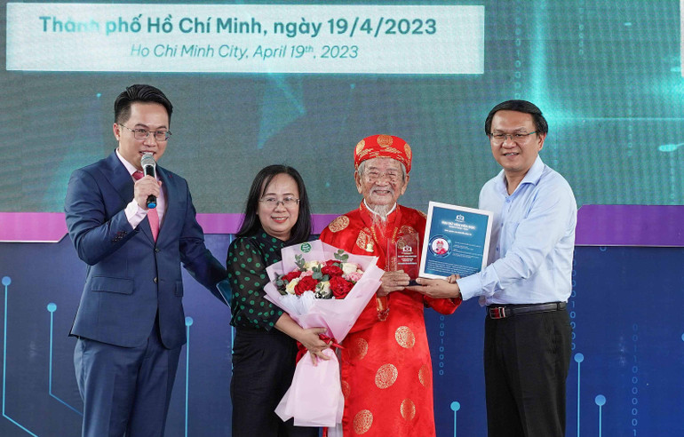 Trao biểu trưng Đại sứ văn hóa đọc cho Nhà nghiên cứu Nguyễn Đình Tư.