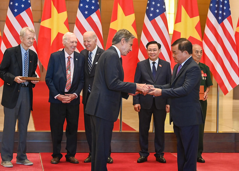 Thứ trưởng Quốc phòng Hoàng Xuân Chiến trao nhật ký, kỷ vật chiến tranh cho Bộ trưởng Ngoại giao Mỹ Antony Blinken.