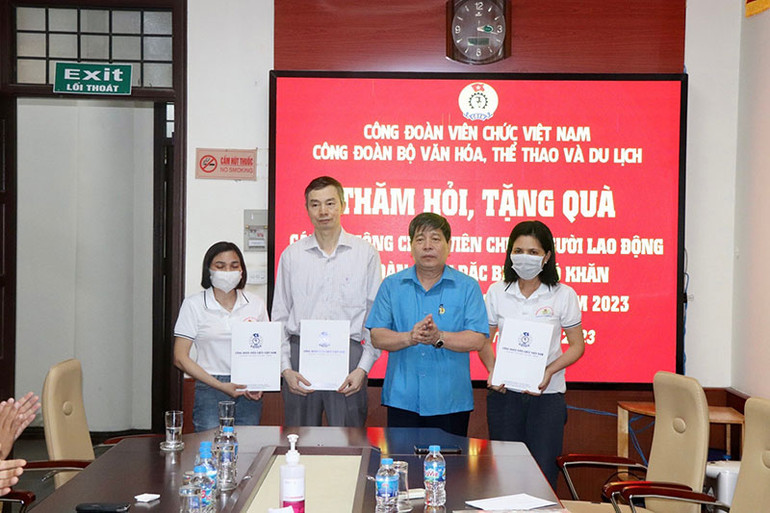 Đồng chí Nguyễn Văn Đông, Phó Chủ tịch Thường trực Công đoàn Viên chức Việt Nam trao quà cho đoàn viên, người lao động có hoàn cảnh khó khăn nhân dịp Tháng Công nhân. Đồng chí Nguyễn Văn Đông, Phó Chủ tịch Thường trực Công đoàn Viên chức Việt Nam trao quà cho đoàn viên, người lao động có hoàn cảnh khó khăn nhân dịp Tháng Công nhân.