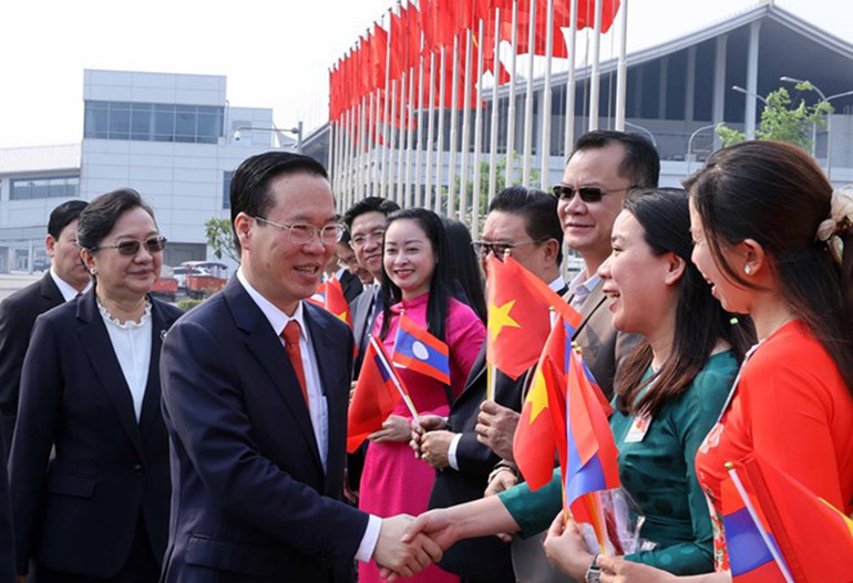 Lễ đón Chủ tịch nước Võ Văn Thưởng tại Sân bay quốc tế Wattay. (Ảnh: Thống Nhất/TTXVN)