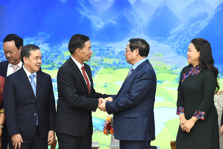 Thủ tướng Phạm Minh Chính tiễn đồng chí Sinlavong Khoutphaythoune, Chủ tịch Ủy ban Trung ương Mặt trận Lào xây dựng đất nước.