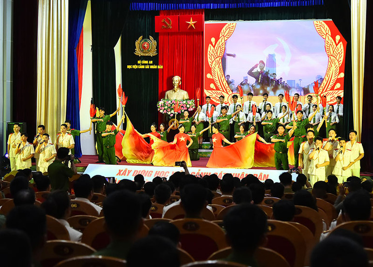 Tiết mục văn nghệ của các học viên Học viên Cảnh sát nhân dân chào mừng năm học mới 2023-2024.