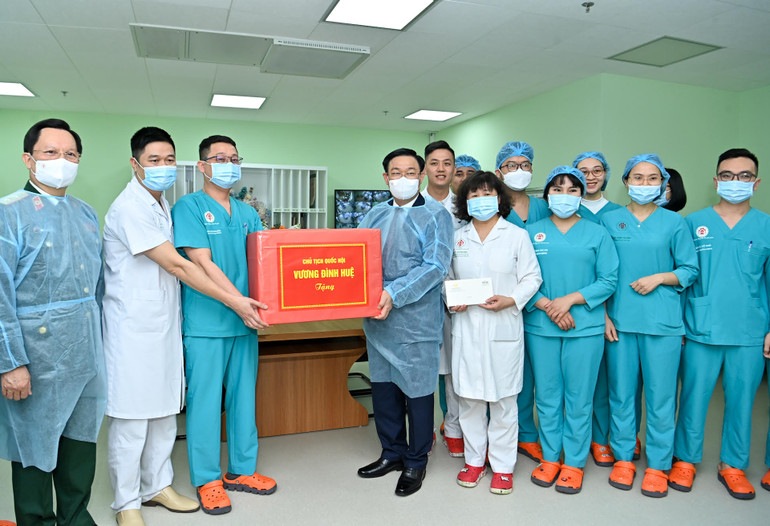 Chủ tịch Quốc hội Vương Đình Huệ tặng quà cho bác sĩ, nhân viên y tế Khoa Hồi sức tích cực.