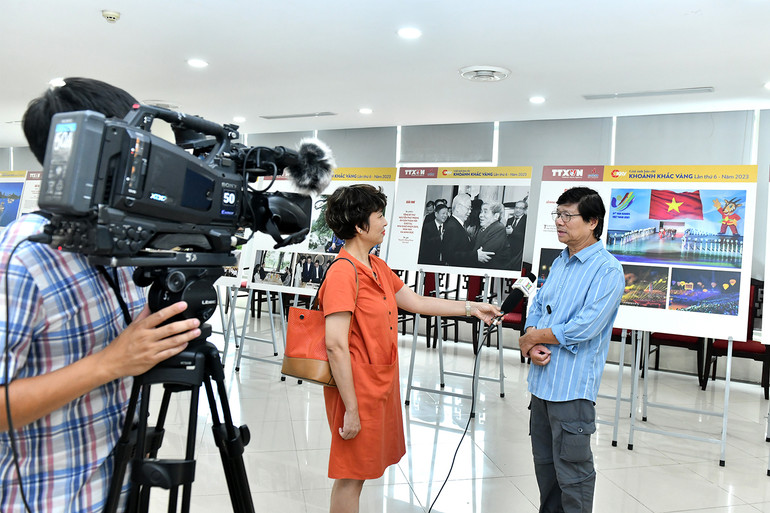 Báo chí phỏng vấn tác giả đoạt giải tại lễ trao giải ảnh báo chí “Khoảnh khắc Vàng” lần thứ 6.