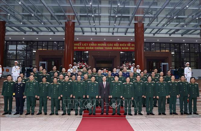 Chủ tịch nước Võ Văn Thưởng với lãnh đạo Quân ủy Trung ương, Bộ Quốc phòng và các đại biểu. (Ảnh: Thống Nhất/TTXVN)