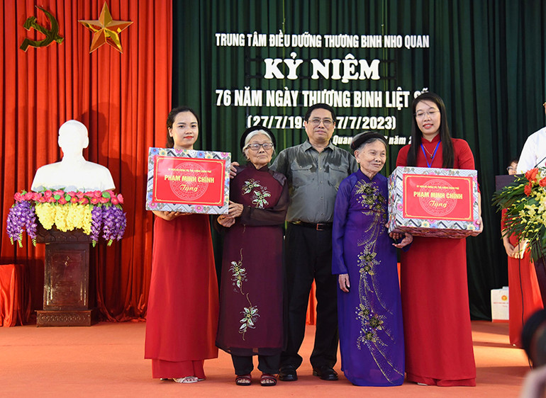 Thủ tướng thăm hỏi, tặng quà, động viên Mẹ Việt Nam Anh hùng Phạm Thị Tâm và Mẹ Việt Nam Anh hùng Trần Thị Bé.