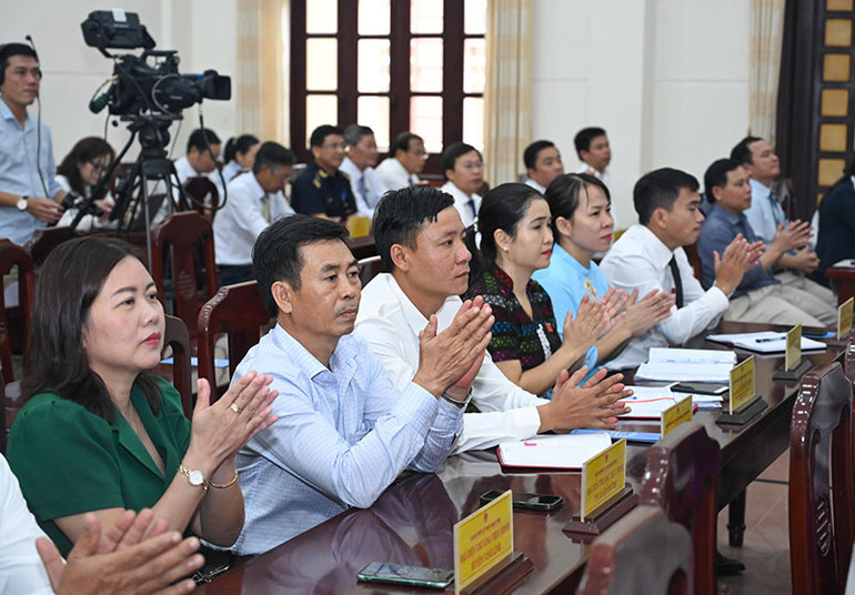 Các đại biểu dự kỳ họp.