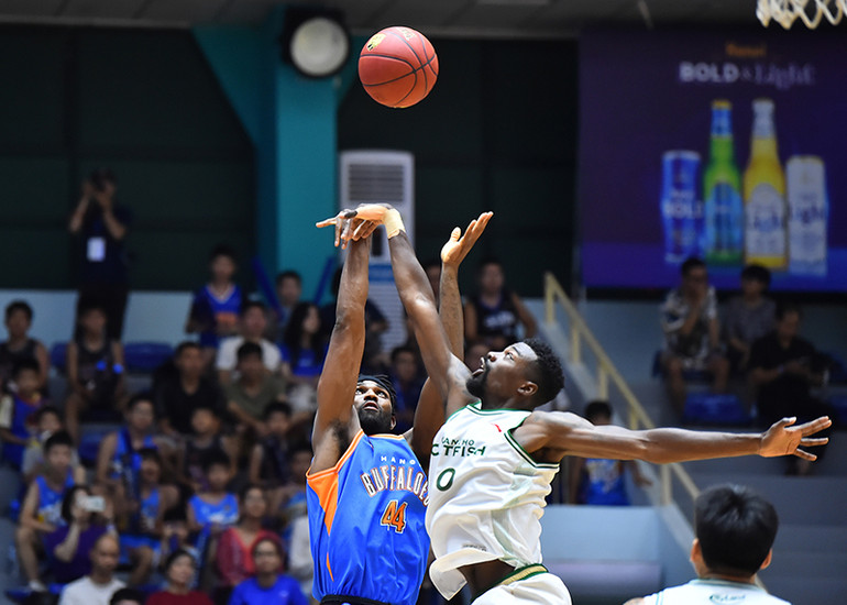 Anthony January tiếp tục cho thấy mình là một trong những trung phong xuất sắc nhất trong mùa giải năm nay khi liên tục áp đảo Joshua Keyes (Cantho Catfish) ở khu vực dưới bảng rổ.