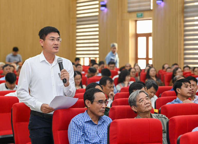 Cử tri Lê Đức Hợp tham gia ý kiến về phát triển du lịch.