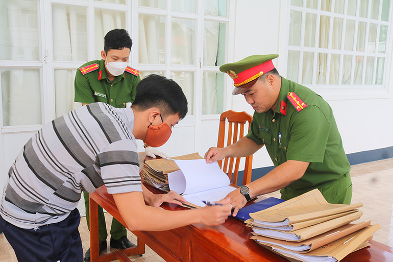 Phạm nhân làm thủ tục trước khi rời trại giam. Phạm nhân làm thủ tục trước khi rời trại giam.