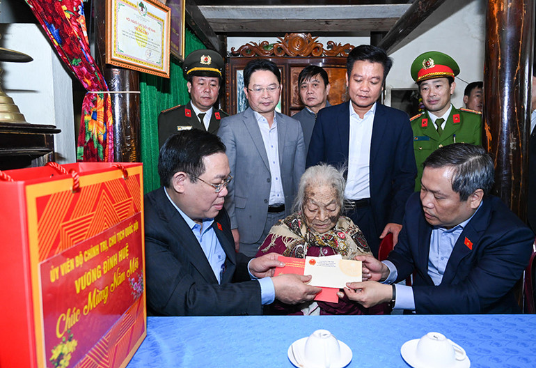 Chủ tịch Quốc hội Vương Đình Huệ và Bí thư Tỉnh ủy Quảng Bình Vũ Đại Thắng thăm hỏi, tặng quà Mẹ Việt Nam Anh hùng Nguyễn Thị Can. (Ảnh Duy Linh)