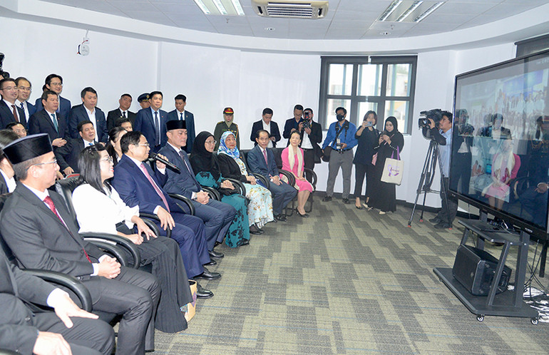 Thủ tướng Phạm Minh Chính nói chuyện trực tuyến với sinh viên tại điểm cầu Trung tâm Toàn cầu FPT-UBD Đà Nẵng và điểm cầu FPT Software Hà Nội.