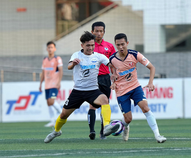 Các cầu thủ trong một tranh chấp bóng trong trận chung kết.