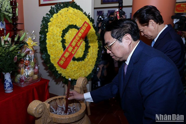 Thủ tướng Phạm Minh Chính dâng hương tưởng niệm đồng chí Huỳnh Tấn Phát.