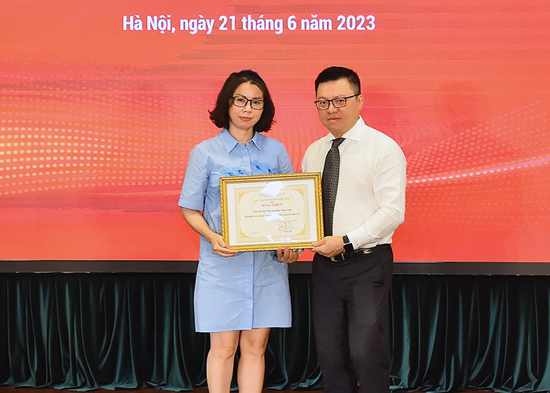 Đồng chí Phan Thanh Phong, Phó Chủ tịch, Trưởng Ban Nghiệp vụ Liên Chi hội Nhà báo Báo Nhân Dân thay mặt Liên Chi hội Nhà báo Báo Nhân Dân nhận bằng khen của Hội Nhà báo Việt Nam.