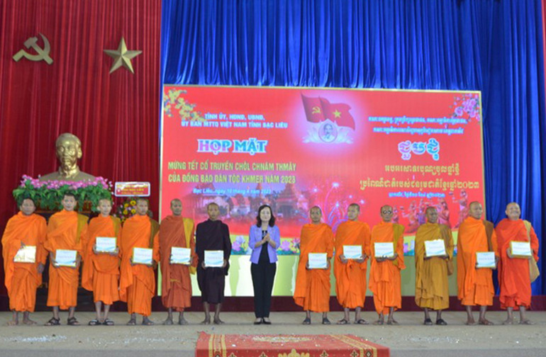 Phó Bí thư Thường trực Tỉnh ủy Bạc Liêu Lê Thị Ái Nam tặng quà các vị chức sắc tiêu biểu.