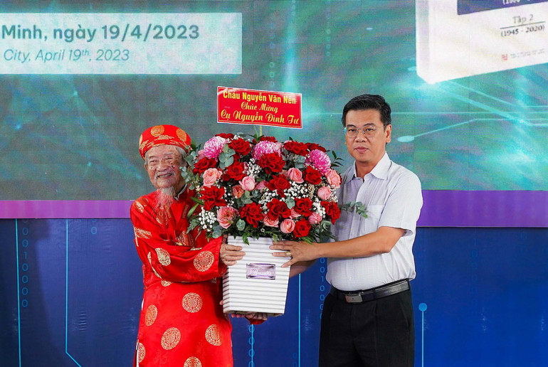 Bí thư Thành ủy Thành phố Hồ Chí Minh Nguyễn Văn Nên gửi hoa chúc mừng Nhà nghiên cứu Nguyễn Đình Tư.