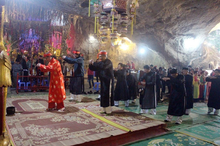 Hiện nay, chùa là nơi thờ tự của nhiều loại hình tín ngưỡng-tôn giáo gồm các cung thờ tự được sắp xếp theo kiểu “tiền Phật hậu Thánh”: Cung Tam Bảo, Công đồng Thánh Mẫu, cung Sơn Trang… với một hệ thống tượng thờ rất phong phú được đặt ở nhiều không gian khác nhau hòa lẫn với các nhũ đá trong hang động tạo nên một không gian tâm linh huyền ảo, độc đáo. (Ảnh: Anh Tuấn/TTXVN)