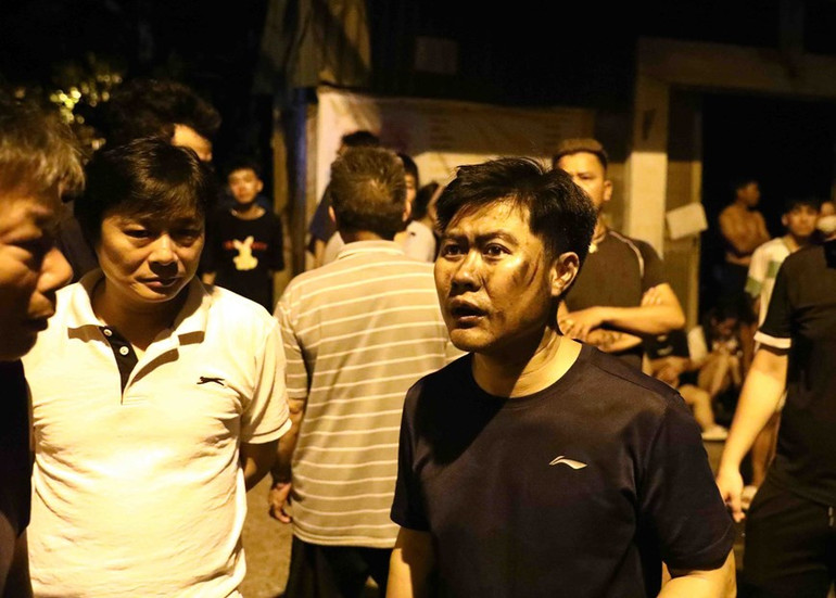 1 người dân gần đám cháy bàng hoàng kể lại sự việc.(Ảnh: Phạm Kiên/TTXVN)