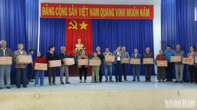 Thủ tướng Phạm Minh Chính thăm, tặng quà, động viên các gia đình chính sách bị ảnh hưởng dự án Cao tốc bắc-nam tại xã Hòa Tân Đông, thị xã Đông Hòa.