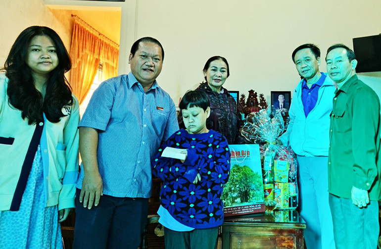 Trao quà cho chị Trần Thị Vân, nạn nhân chất độc màu da cam trên địa bàn tỉnh Kon Tum.