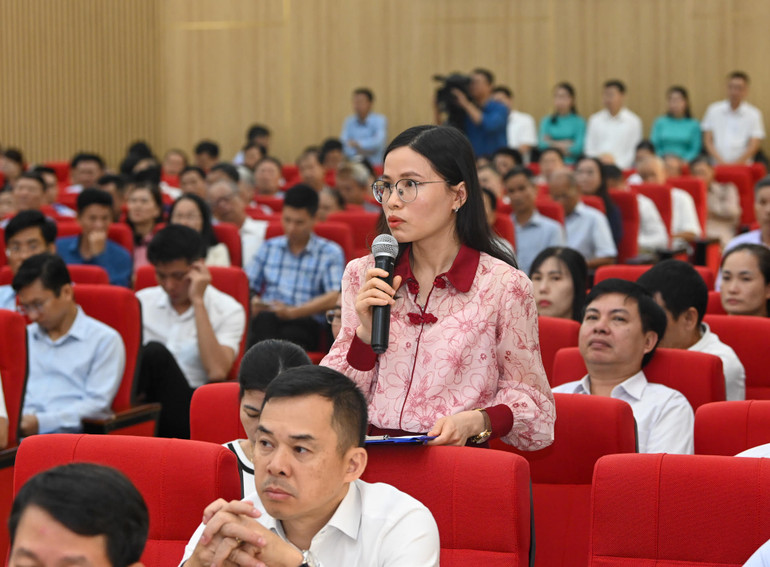 Cử tri Nguyễn Ngọc Hải tham gia ý kiến về sửa đổi quy định về biển đảo.