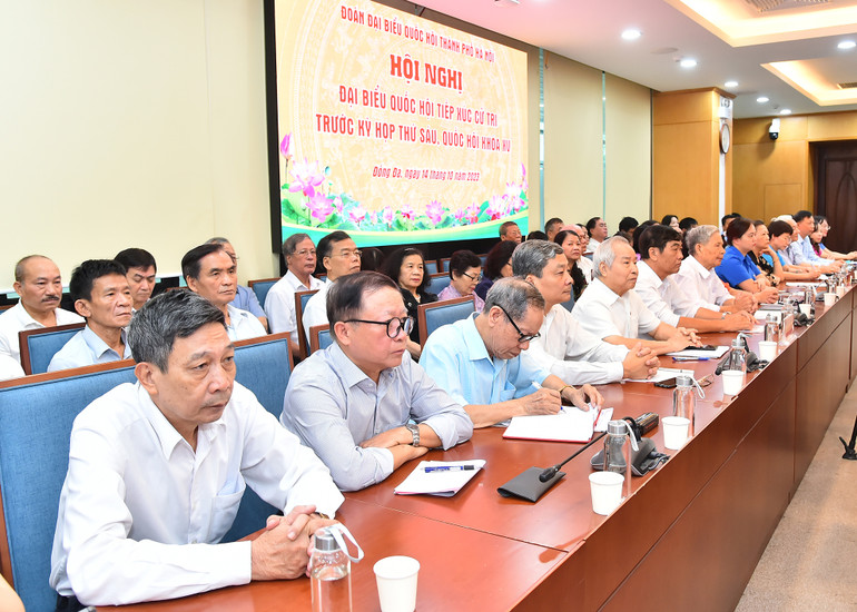 Cử tri đại diện các quận Đống Đa, Ba Đình và Hai Bà Trưng tham dự buổi tiếp xúc sáng 14/10.
